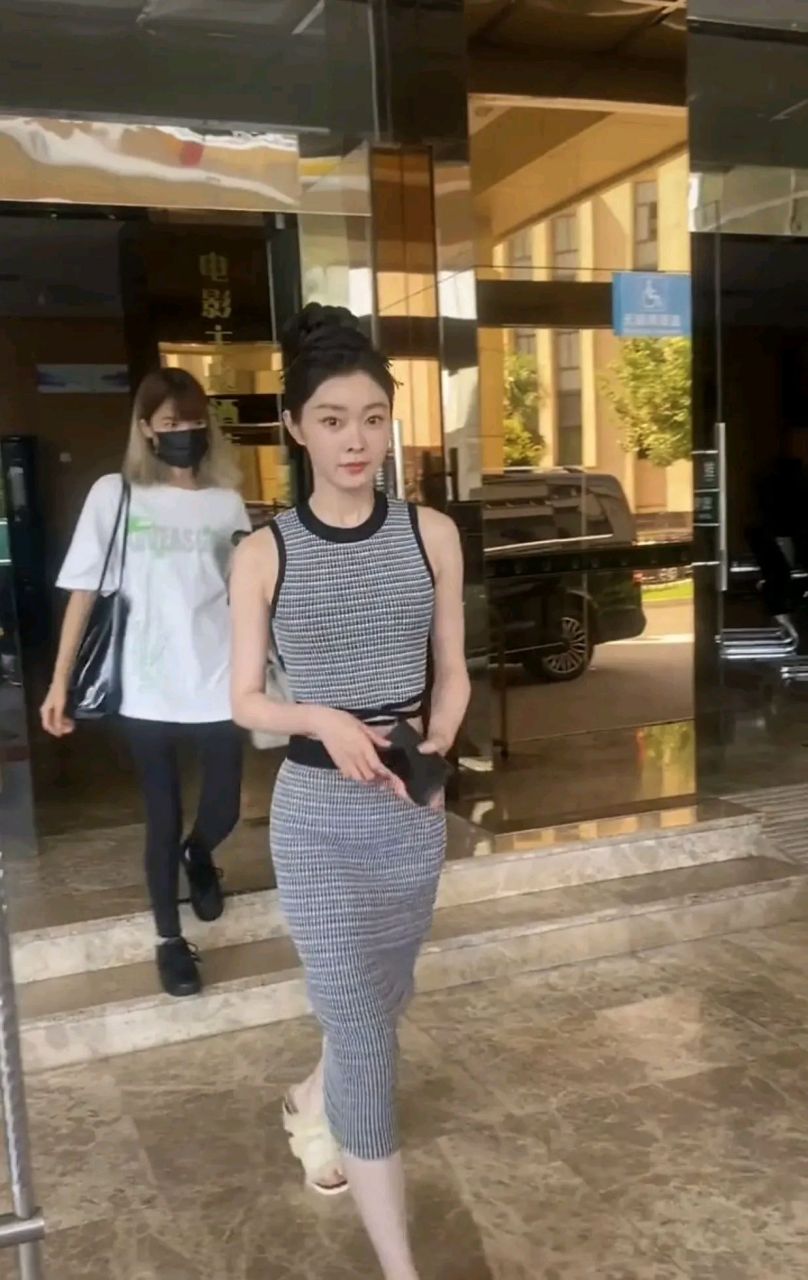 身材颜值绝了,别往宋轶跟前站,就怕比,太漂亮了吧,终于知道我老公为啥