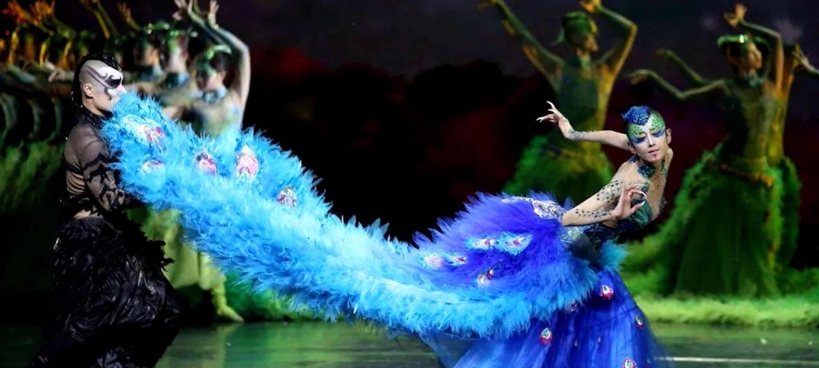 7月27日,杨丽萍再次被推上舆论的旋涡,这次是因为她在舞蹈中加入了"