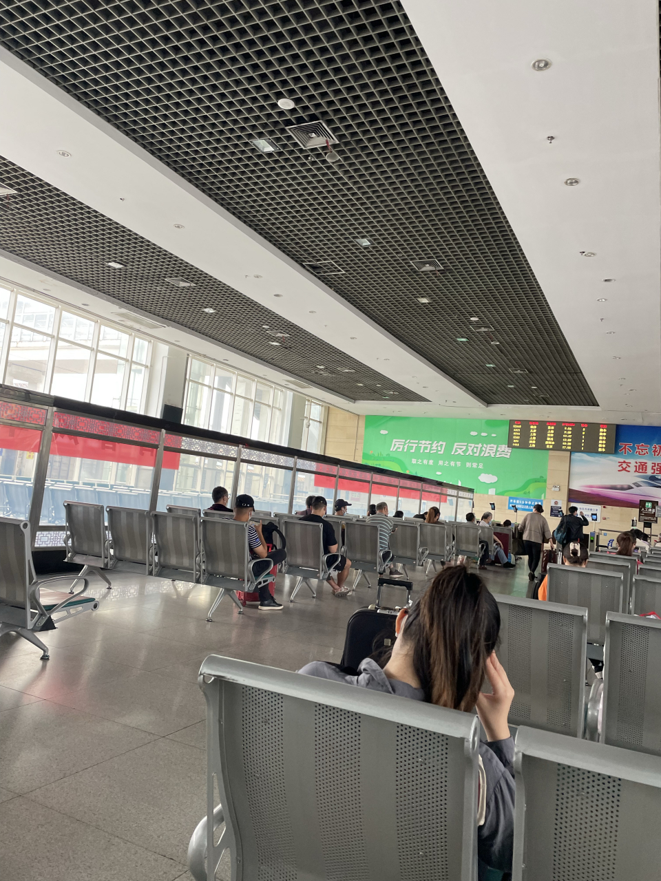 滁州北站来到上海站.旅客不是很多,沿途停靠站也是冷冷清清.