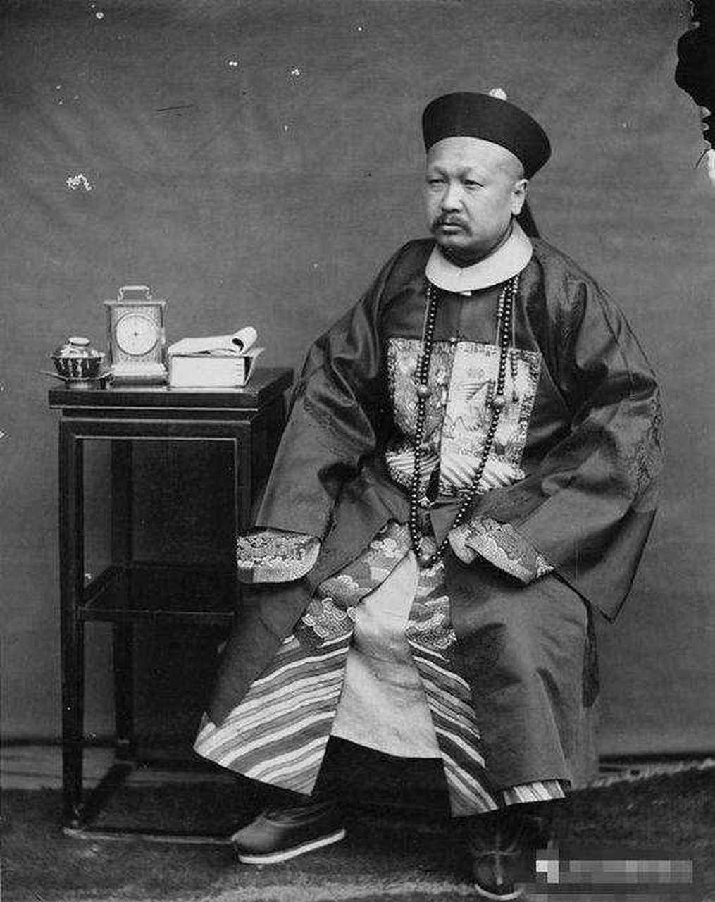 【巨盗之血】 岑春煊莽直胆大,其在粵任藩司时,曾劾罢上司两广总督