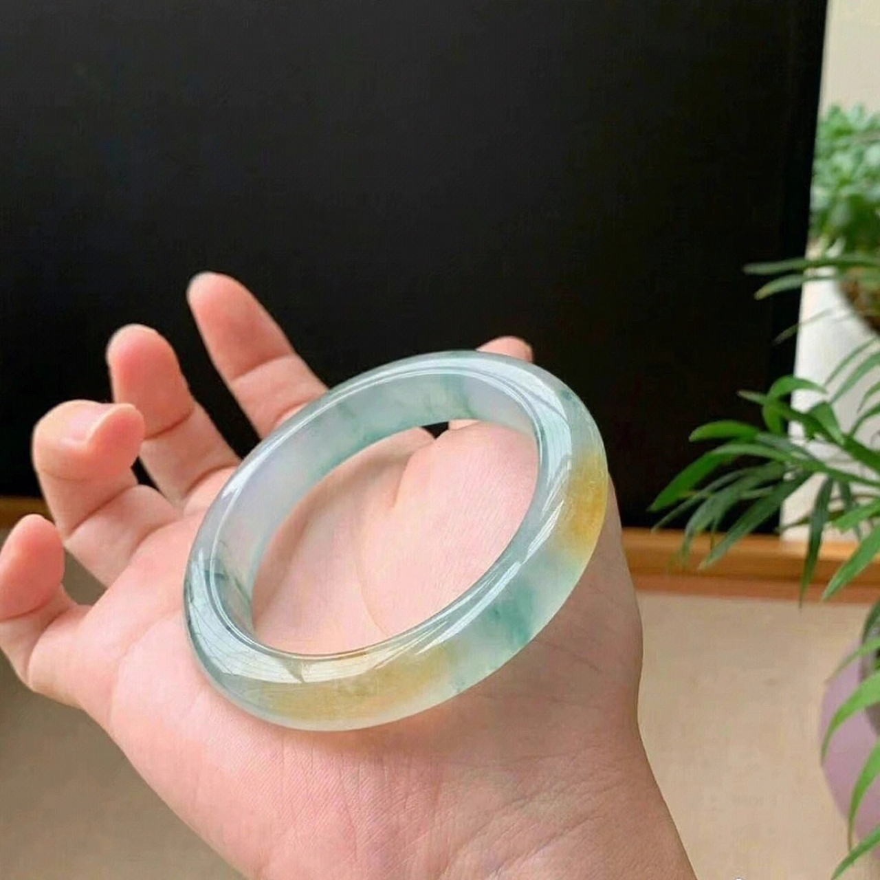 靓品飘绿加黄翡手镯,冰润细腻干净起胶感,年轻好看时尚,飘绿花搭配黄