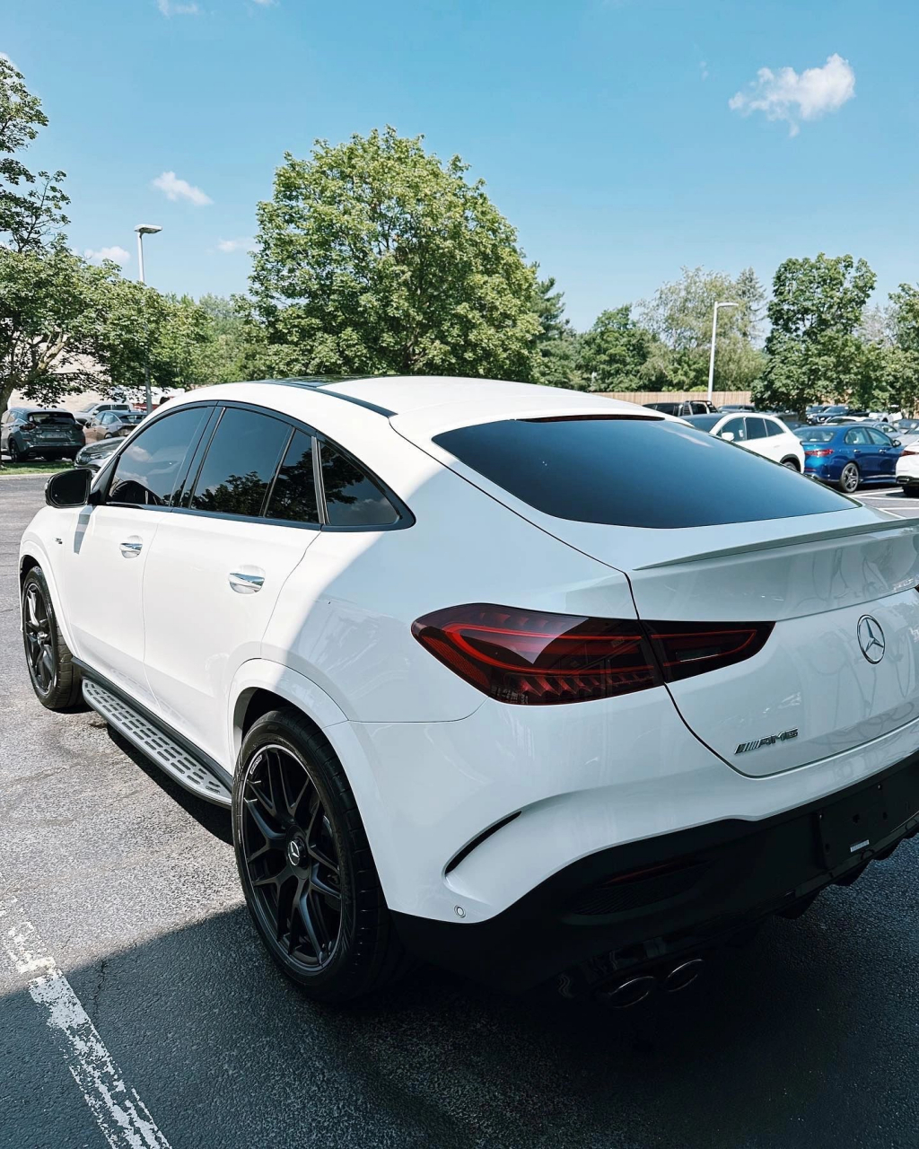 新款gle53 coupe,相比老款改了大灯和新的宽大的进气格栅,白色的车身