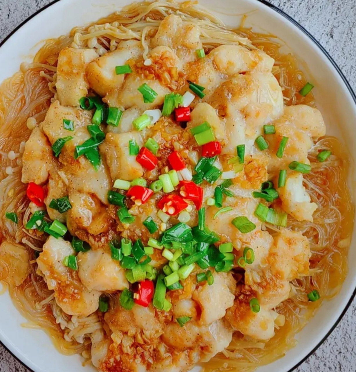 我的美食分享#  蒜蓉粉丝龙利鱼  食材:龙利鱼,粉丝,金针菇,蒜末,葱