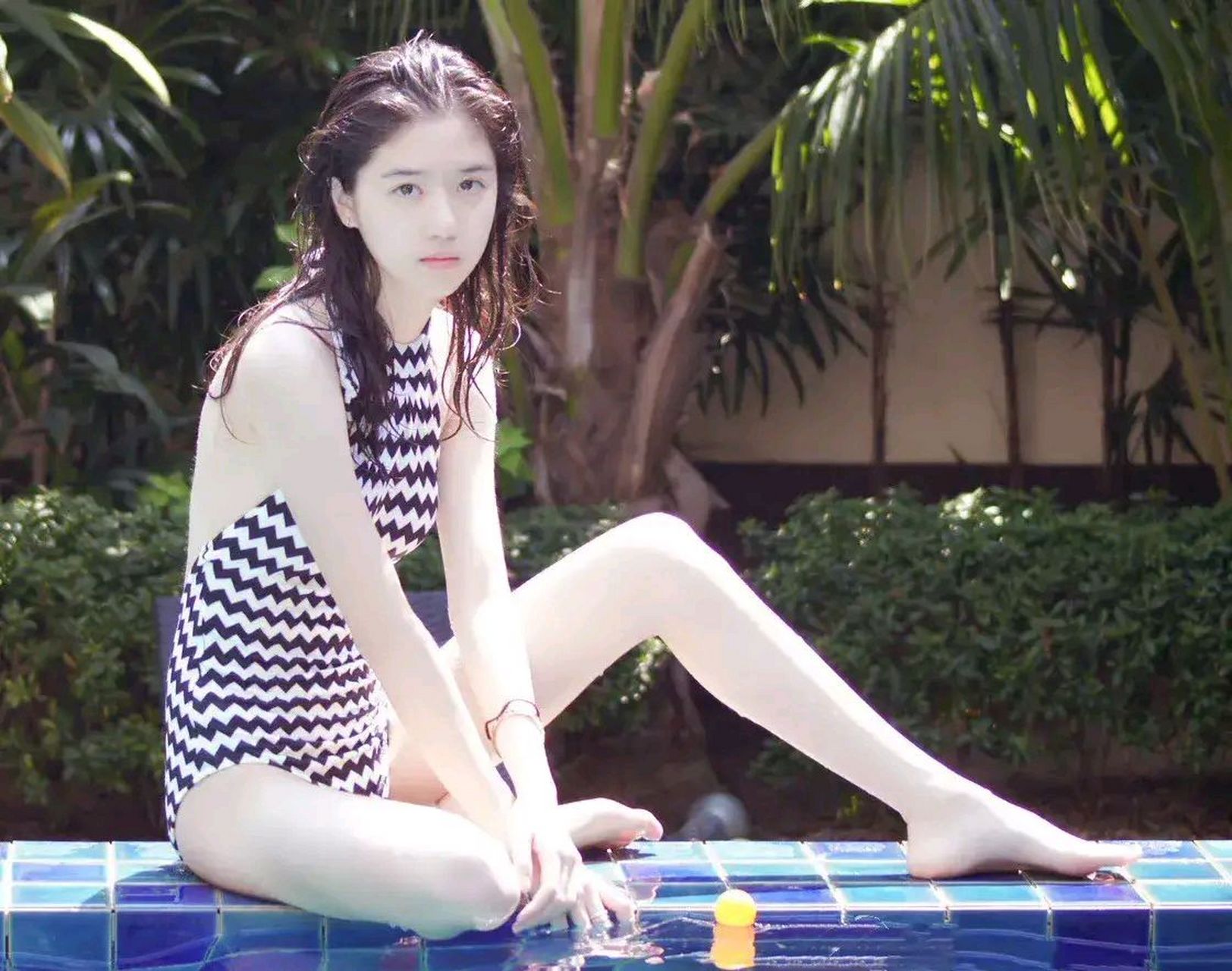 李凯馨 ,泳池边泳装写真,气质清冷可人.