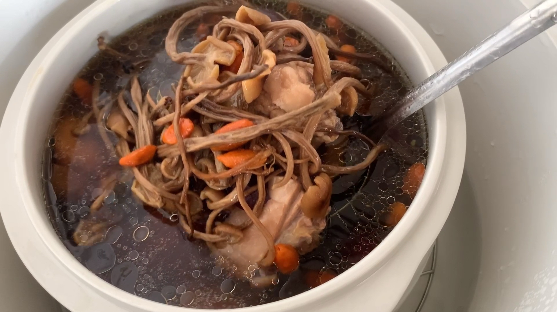 滋补养颜,茶树菇炖鸡汤