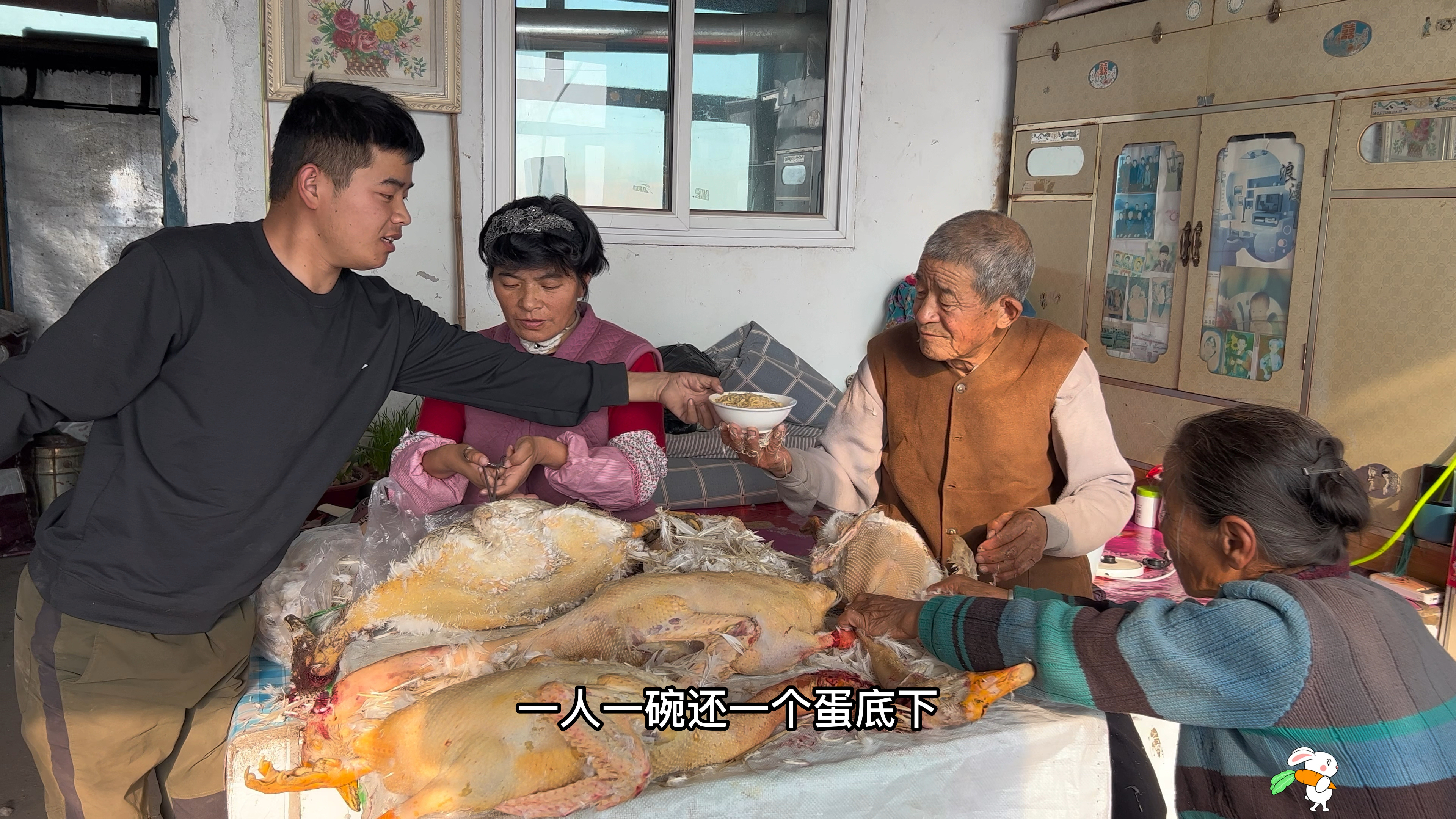 冬天到了,残疾一家三口杀大鹅,七十多岁的姥姥和姥爷都来帮忙了