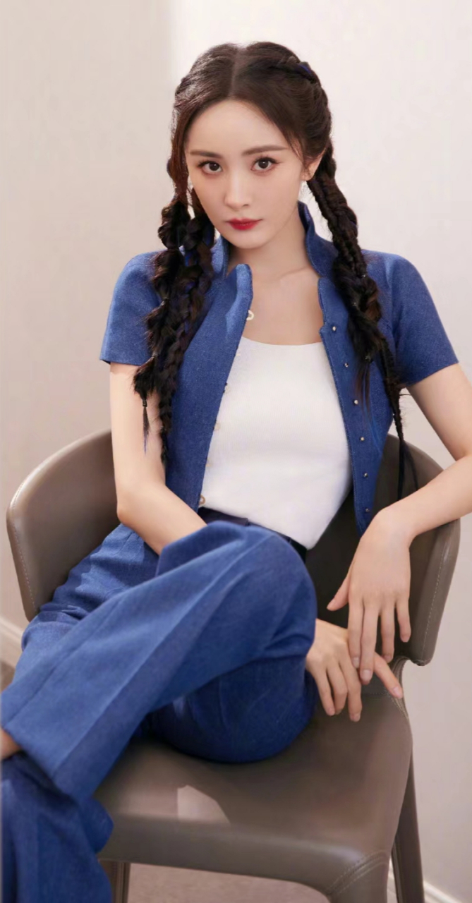 杨幂穿清爽蓝色套装玉足穿透明细高跟鞋杨幂直播带货时的穿搭.