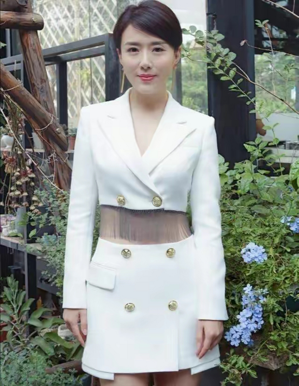 颜丹晨挑战制服风格,穿白色西服变身商业女王,网友:真帅!