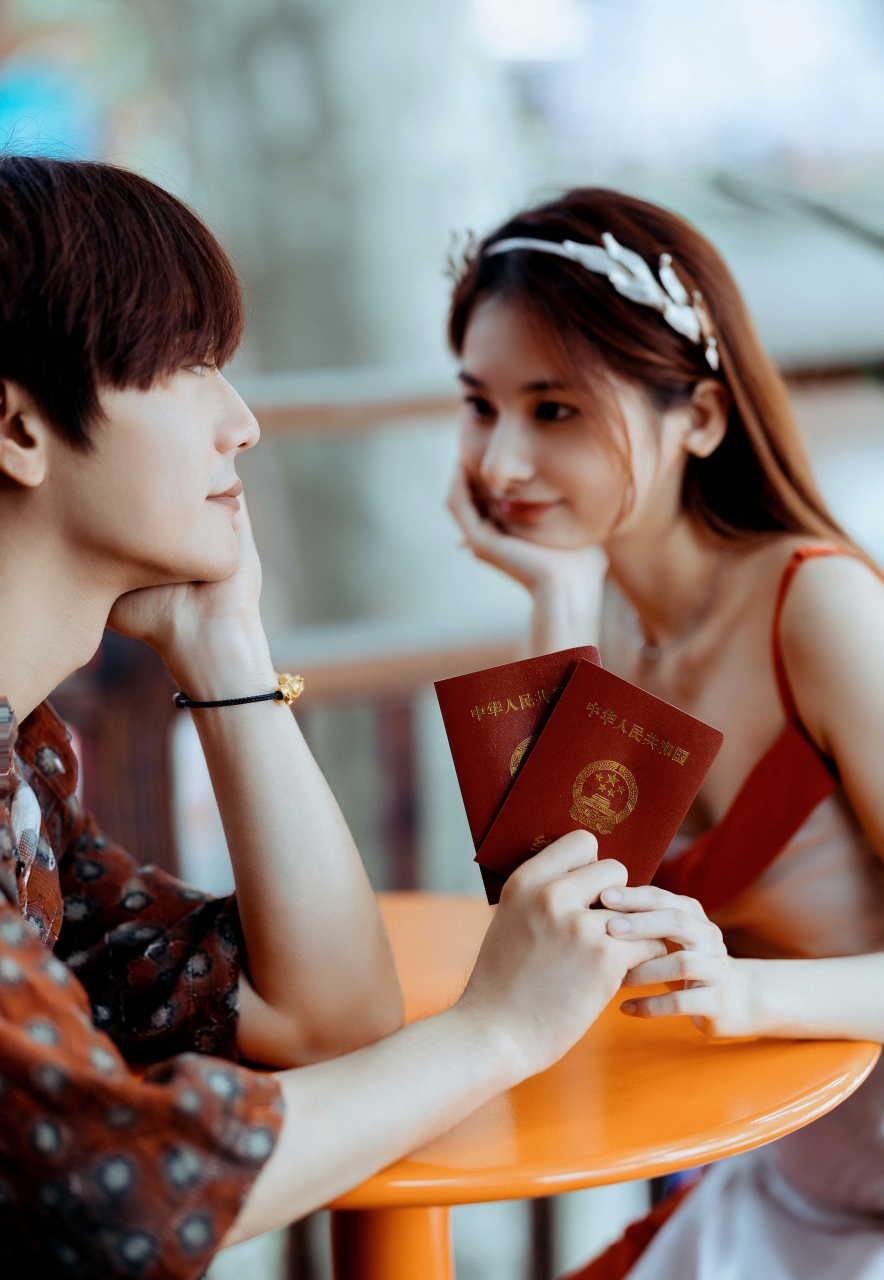 陆虎陈曌旭领证 陆虎卡点13点14晒照官宣与女友陈曌旭领证结婚:"快看