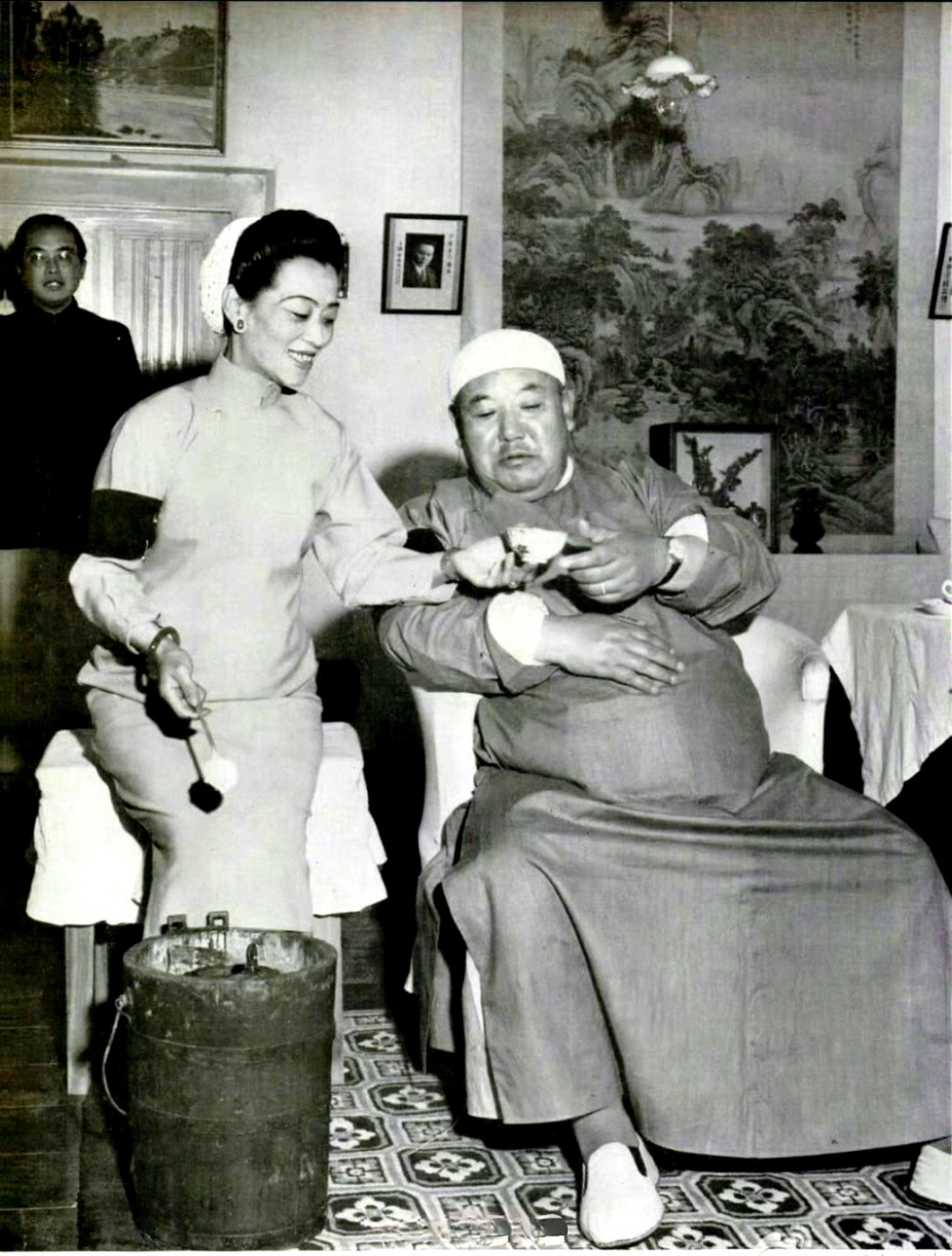 1956年,润到美国的昔日"宁夏皇帝"马鸿逵,体重300斤,腆着草包肚子,从