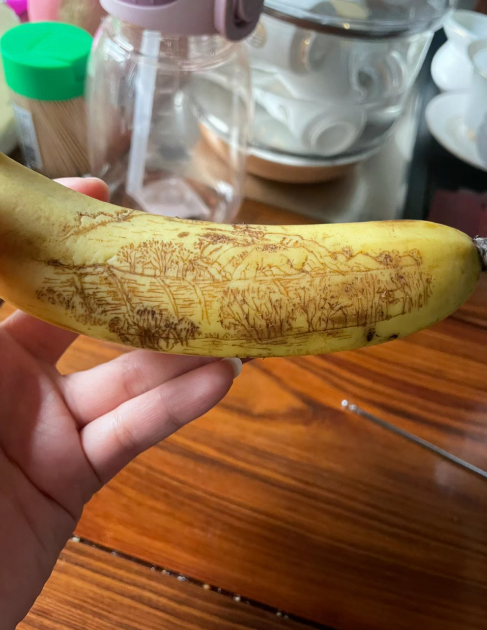 网友利用氧化在香蕉上作画,这真是手艺人,太厉害了吧,人类进化又不带