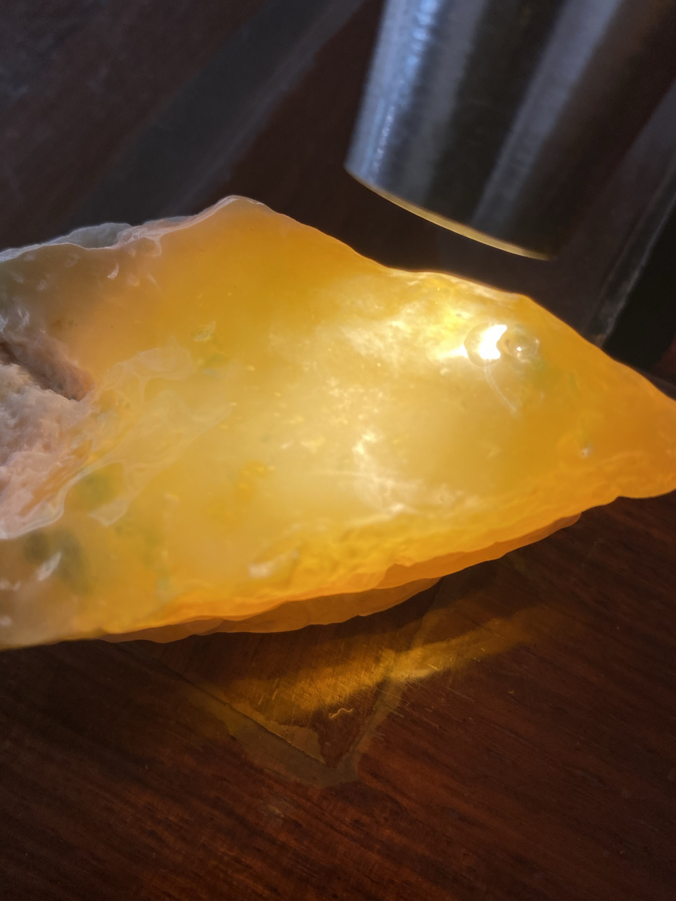 翡翠原石黄翡 在翡翠的众多品种中,黄翡是最为罕见的一种翡翠颜色.