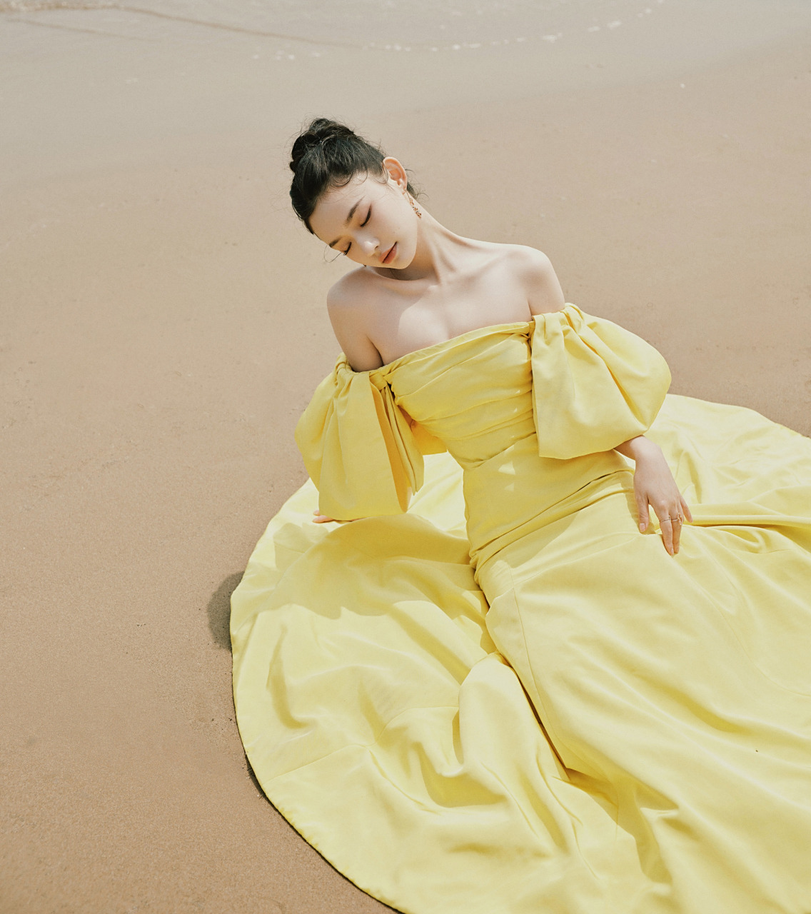 林允黄色抹胸礼服海边漫步,皮肤白皙,身材丰满,酥胸迷人#明星生图大赏