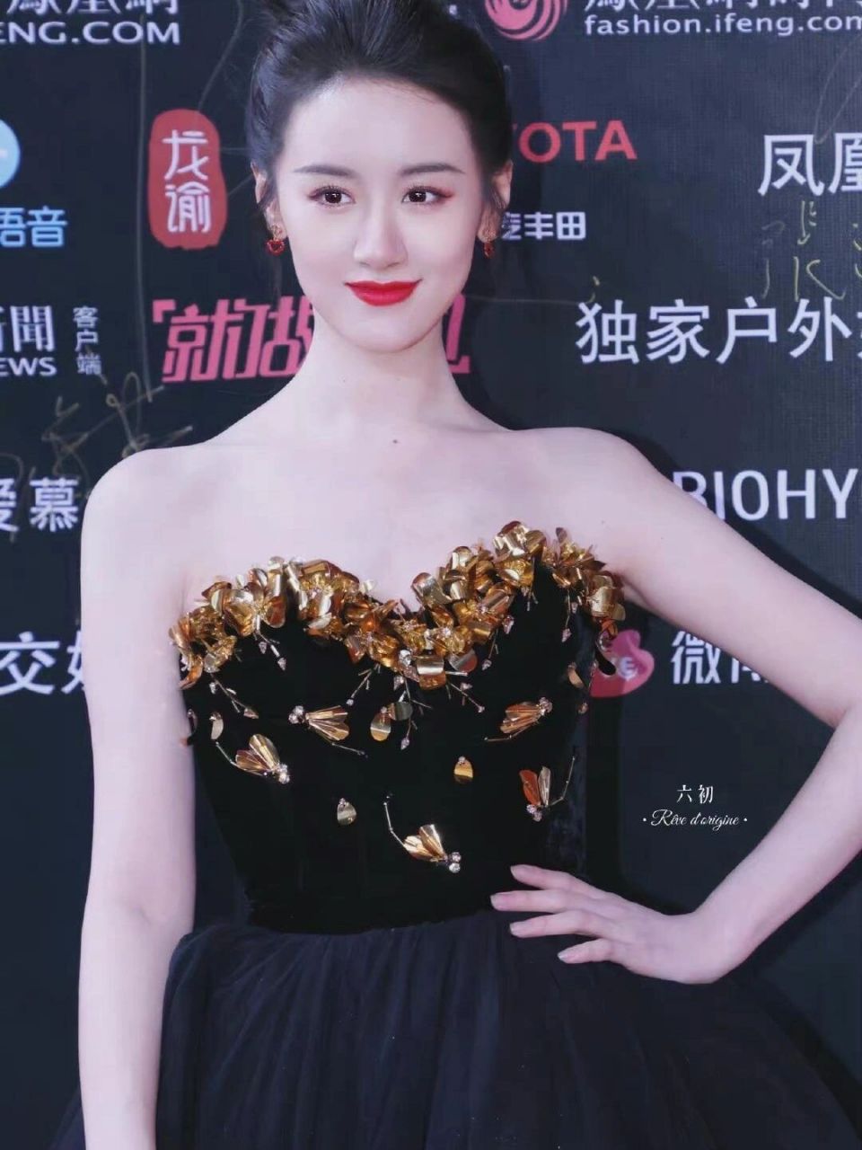 袁冰妍真是又惊艳到我了,穿着一袭黑色的抹胸礼服,端庄稳重又时髦,用
