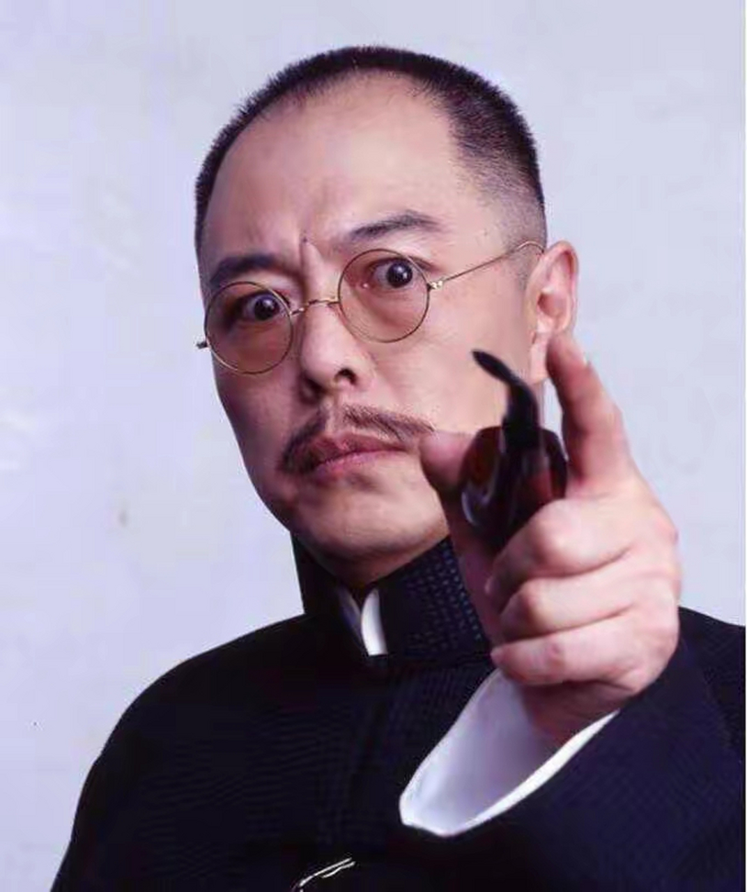 在一个炎热的的日子,66岁的张铁林被轮椅推进了医院.