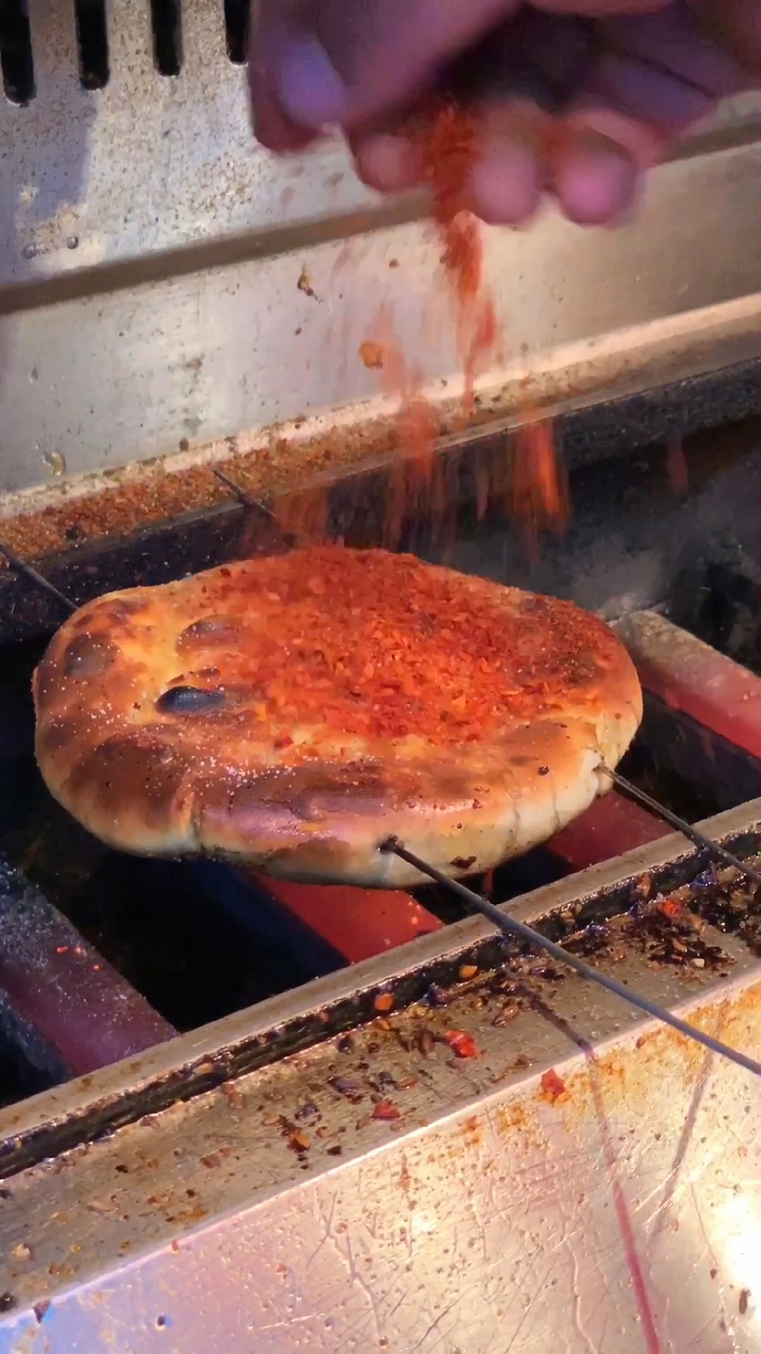 5元的烤油馍,烤得焦焦的撒满辣椒孜然-度小视