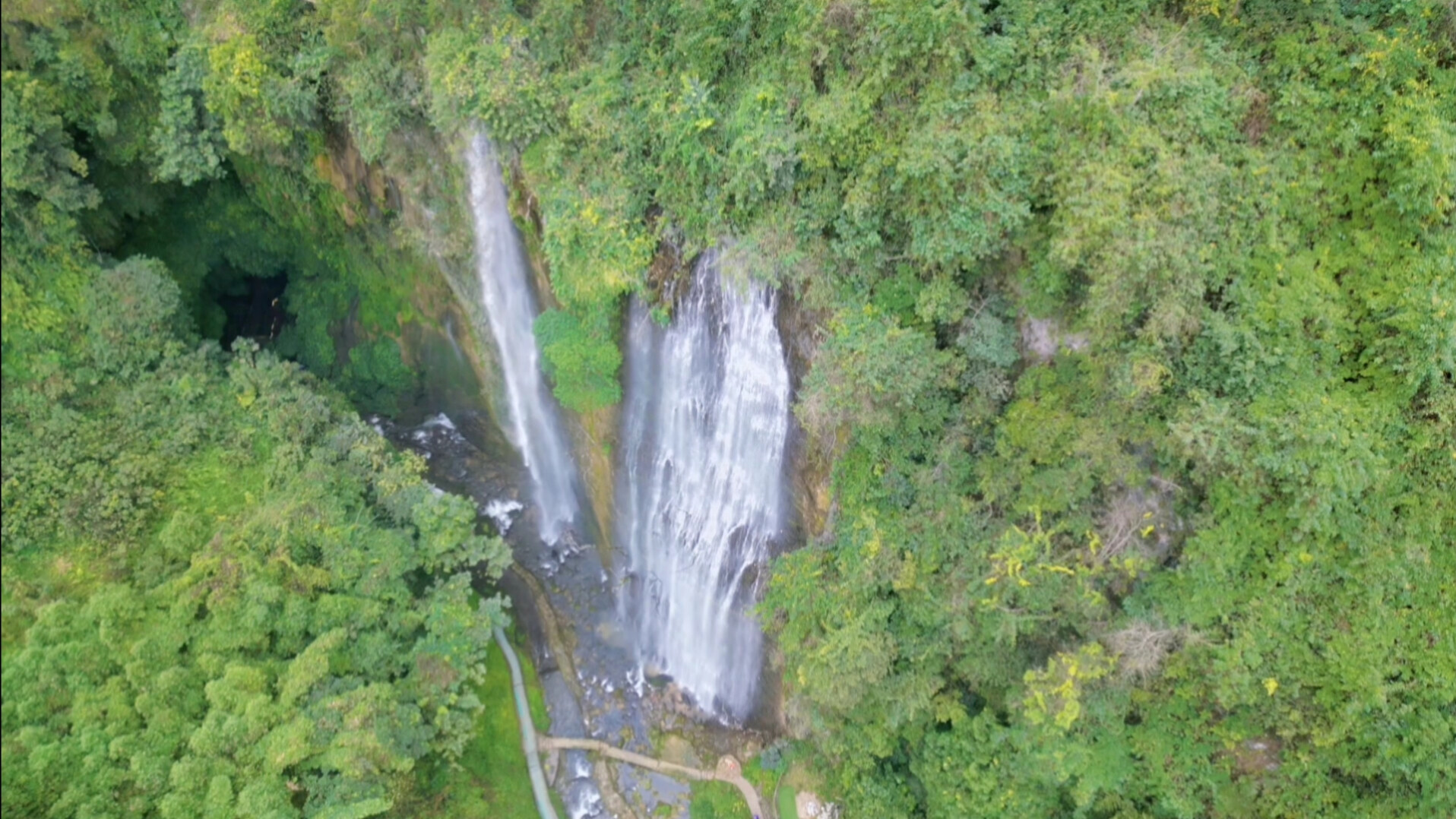 靖西市古龙山大峡谷景区,是一个集瀑布,溶洞,暗河的神奇大峡谷