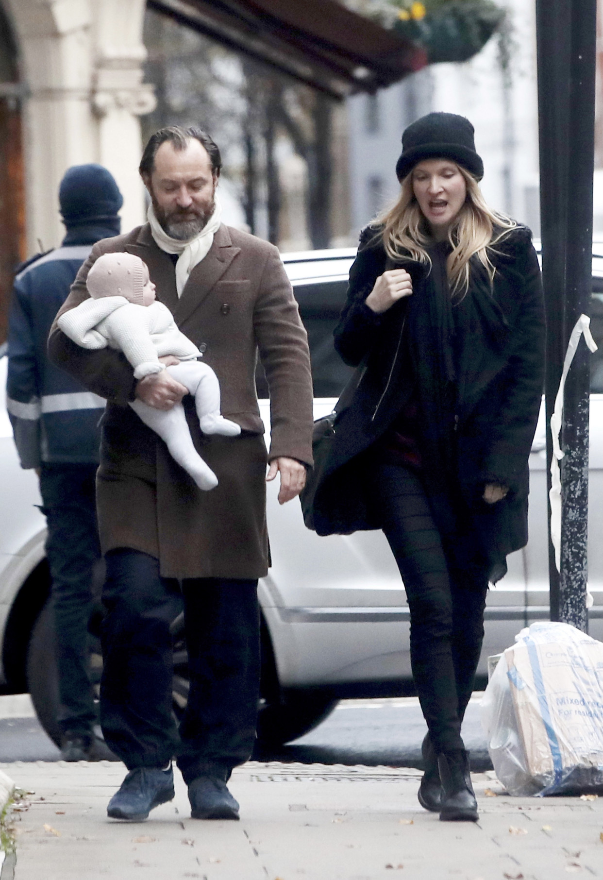 幸福!裘德·洛(judelaw)抱着孩子和妻子外出新街拍