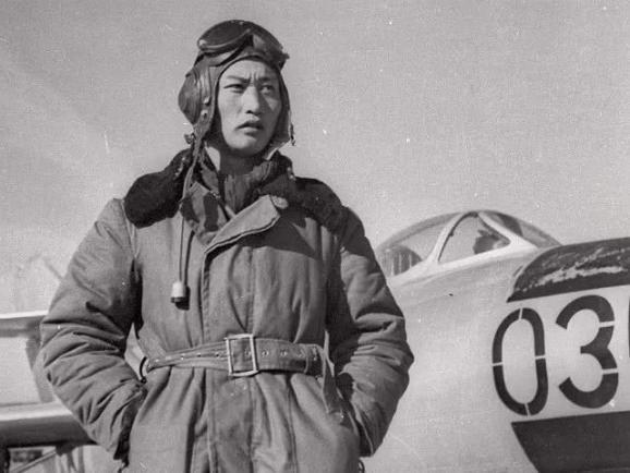 空二军军长方子翼在酒店遭遇地痞流氓骚扰,将军说:把狂徒打出去