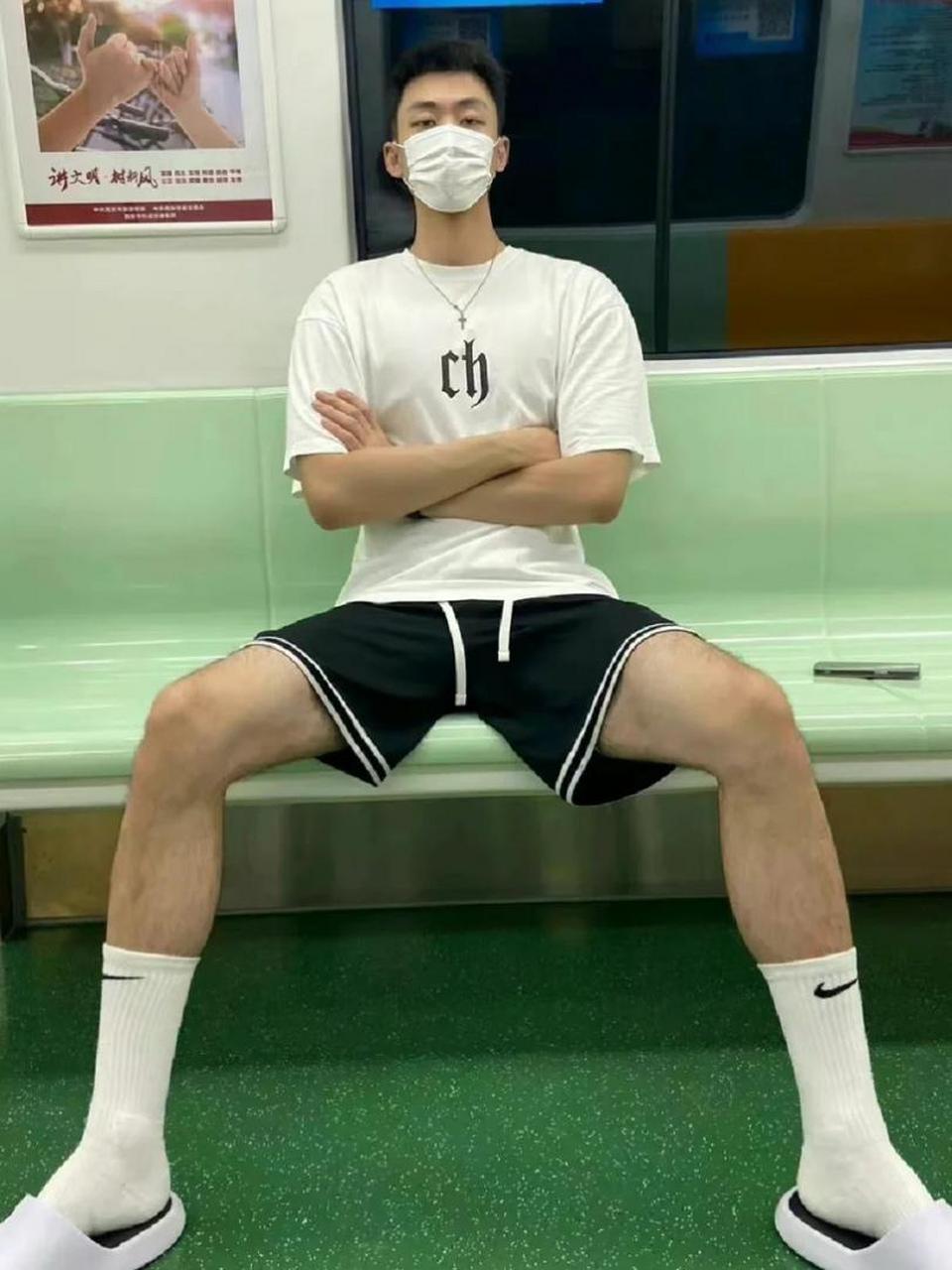 地铁上大长腿白袜小哥#百家快评