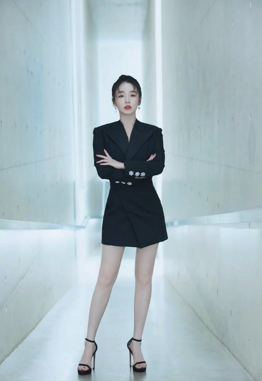 阚清子# 肤白貌美,白嫩的美腿玉足,绝美大脚趾喜欢吗?