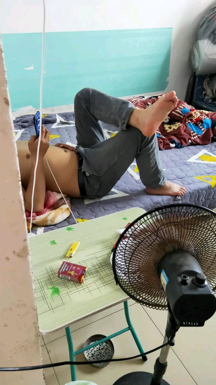 我老公这个月发了2600的工资,但是他只给我800块钱生活费.