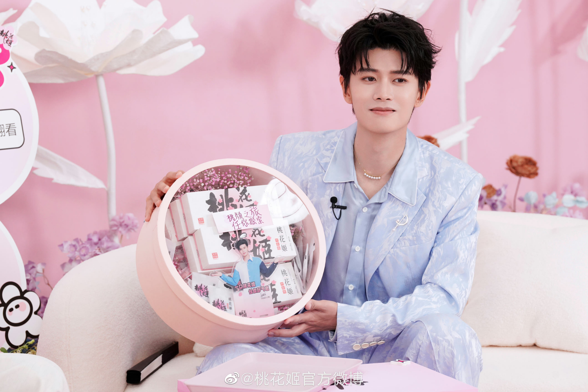 在看到桃花姬直播间里,任嘉伦说的那些话时,瞬间有种想哭的冲动.