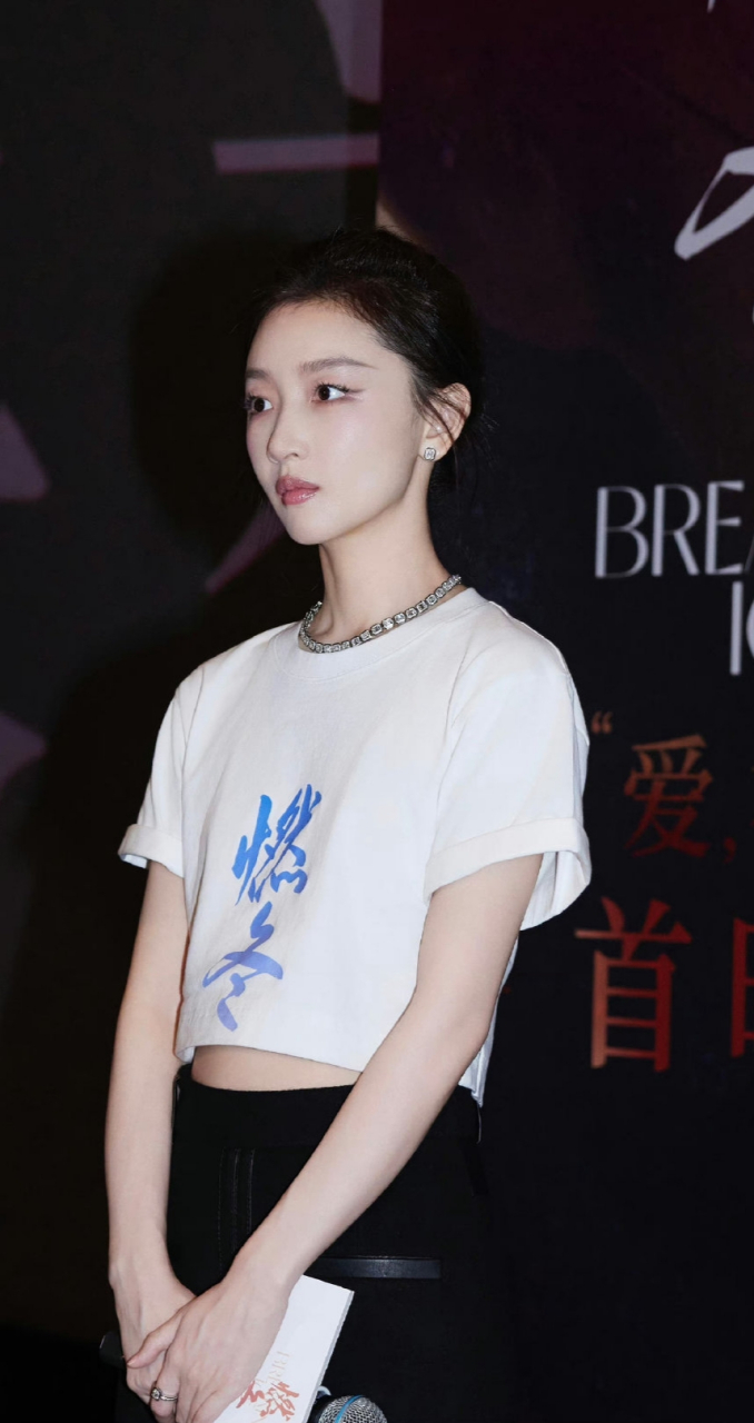 周冬雨妆容太美了,必须给化妆师加个鸡腿!