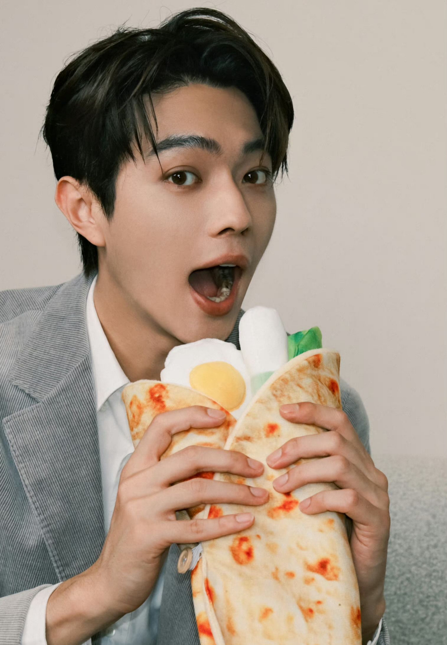 许凯手上的饼好大