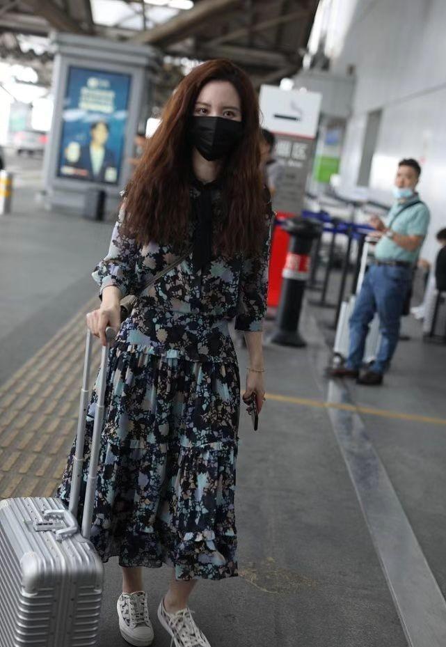 张萌与"丑老公"亮相,穿着碎花裙展轻熟魅力,老公颜值太不登对