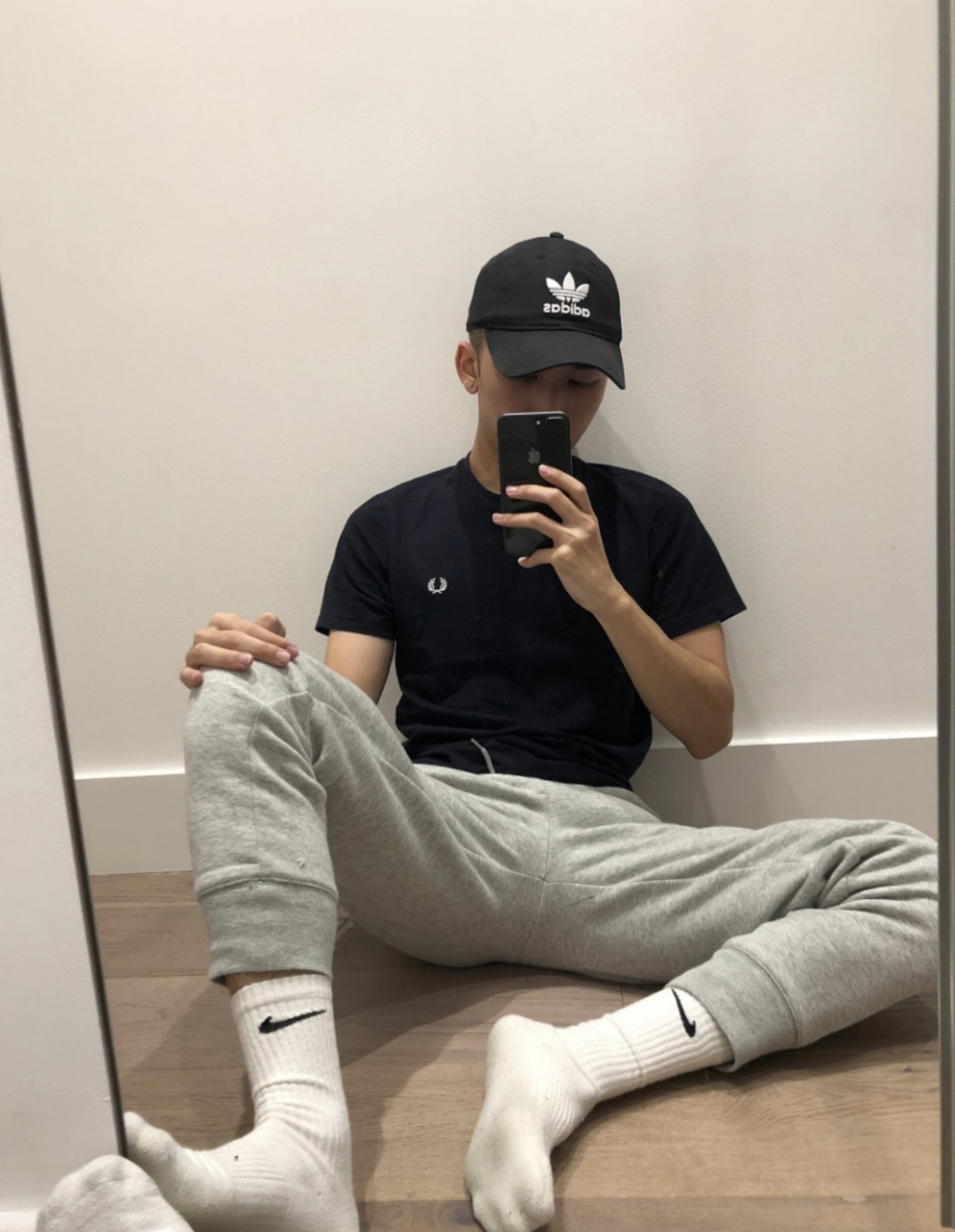 灰裤和长筒白袜,真的很搭,也是体育生的最爱穿搭吧!