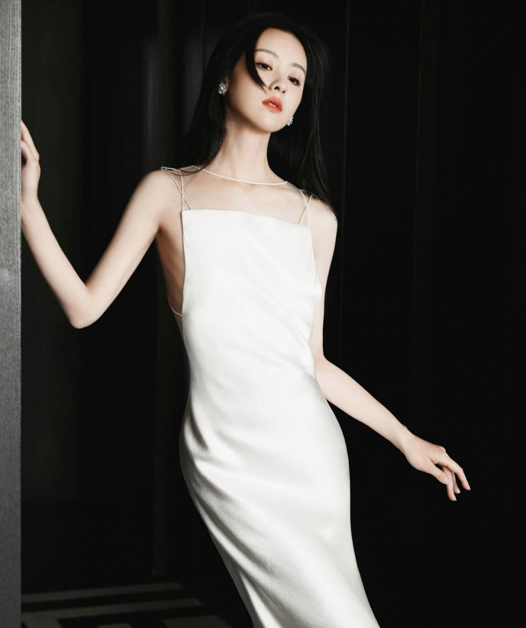 陈都灵给人感觉好无辜,好清纯.就是太瘦了,一不小心看到了她的排骨