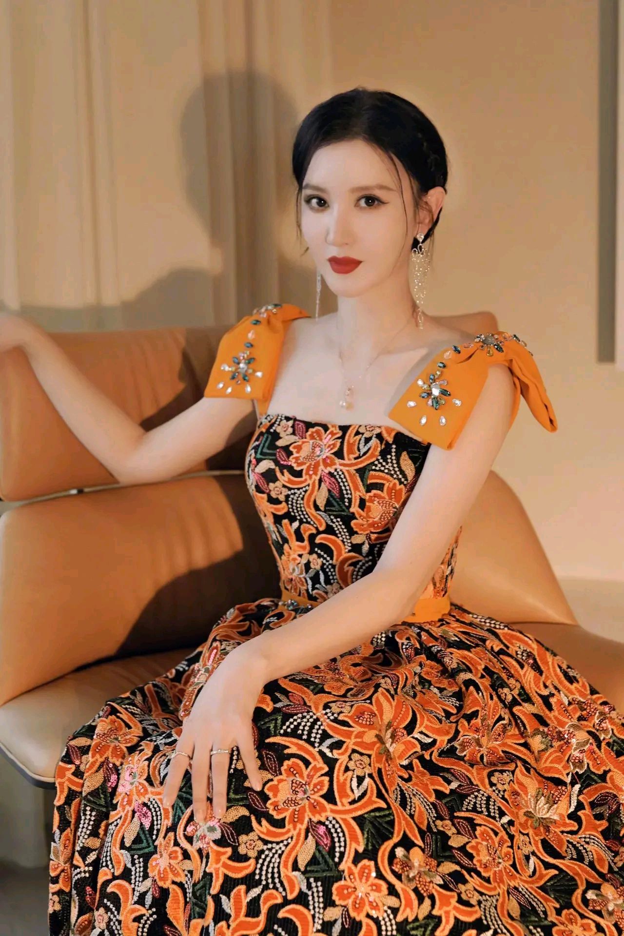 张萌身穿一袭花色长裙尽显妩媚动人的女神