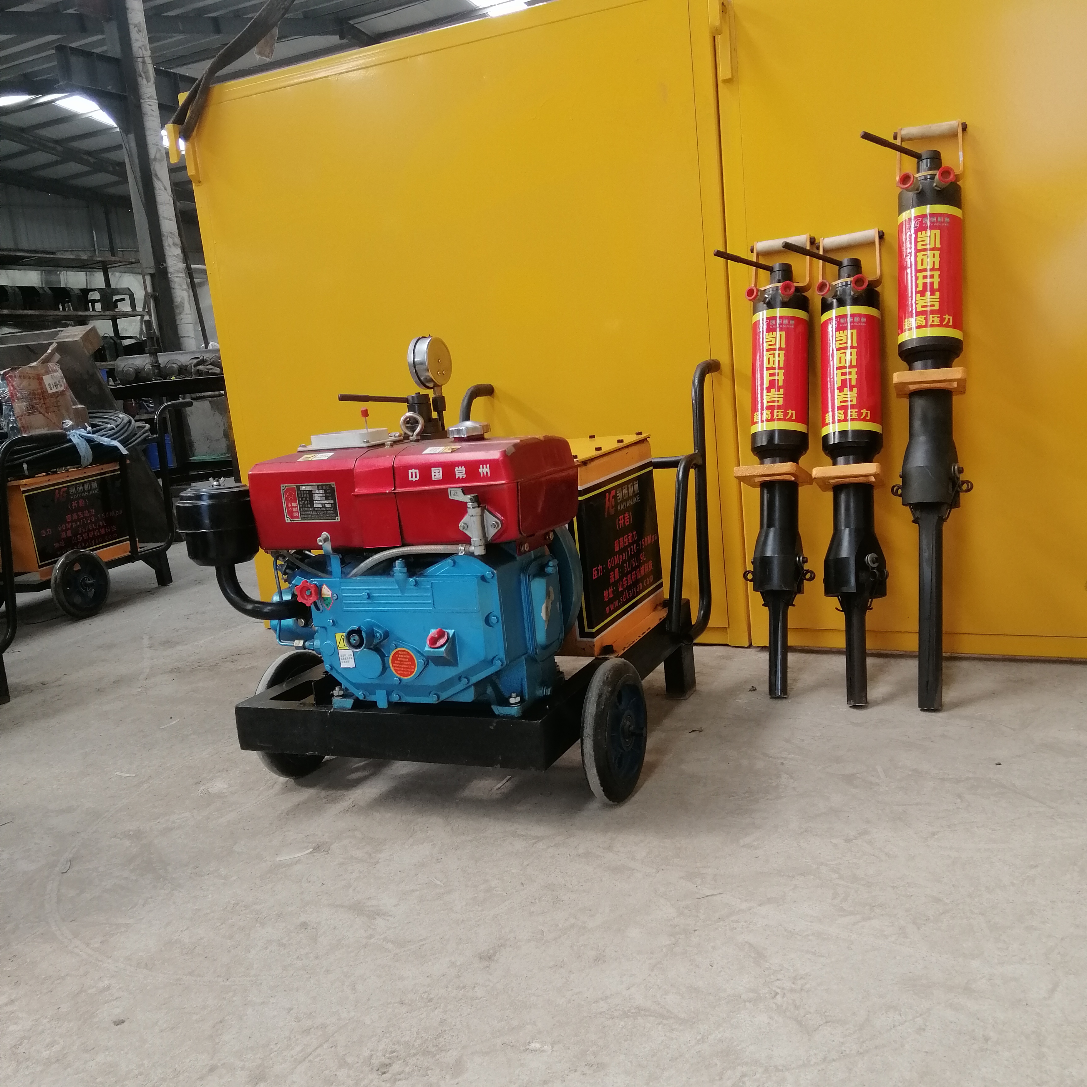 柴油机液压岩石劈裂机