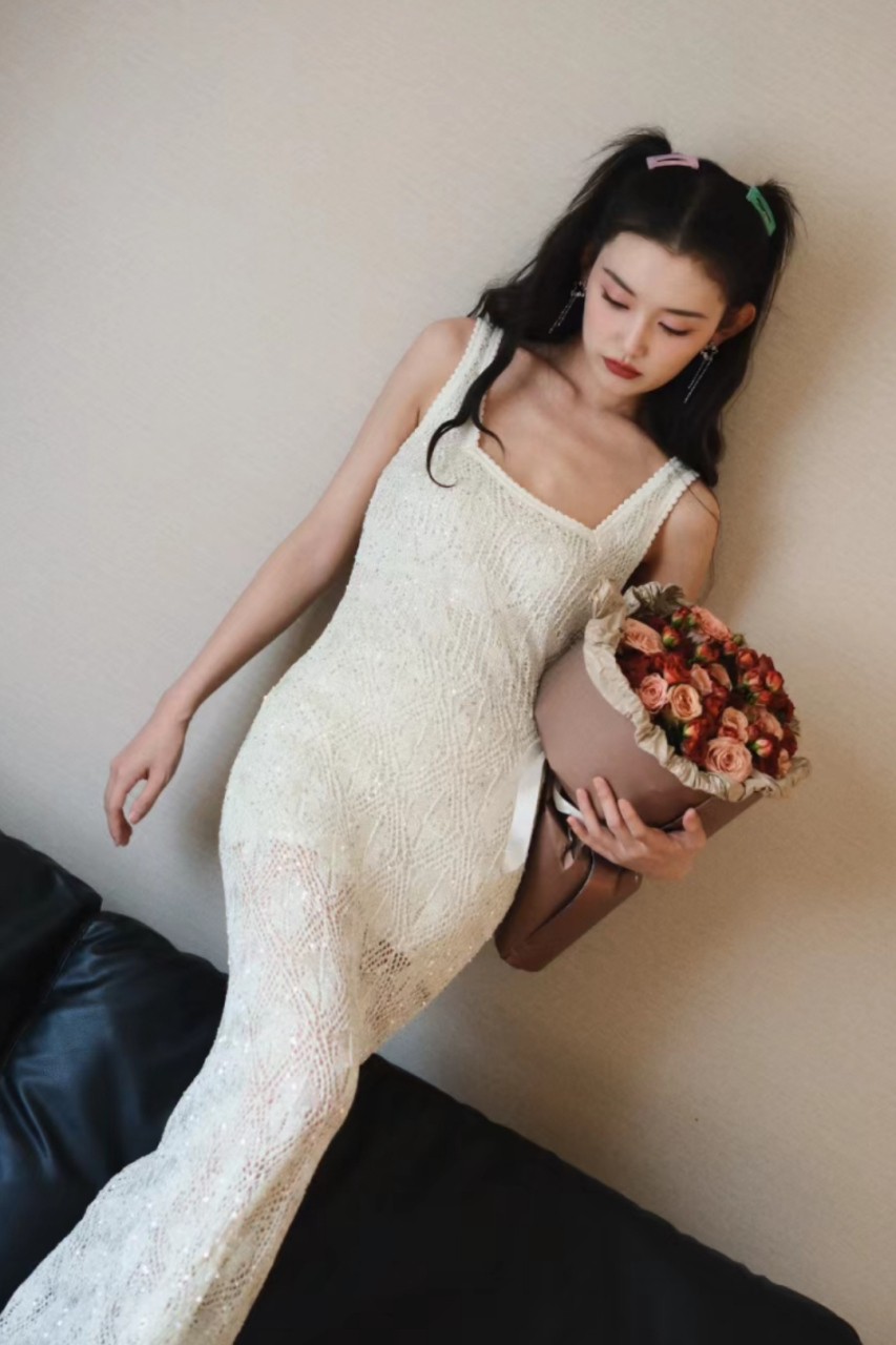 蒋依依抱着鲜花摆pose,白色礼服凹出明星范,她现在瘦得肋骨都变明显了