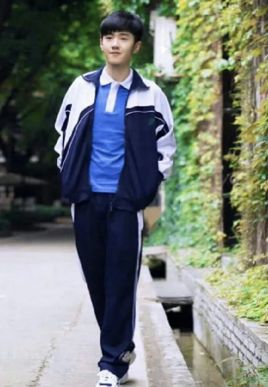 陈哲远早期校服模特照片,是会摆造型的