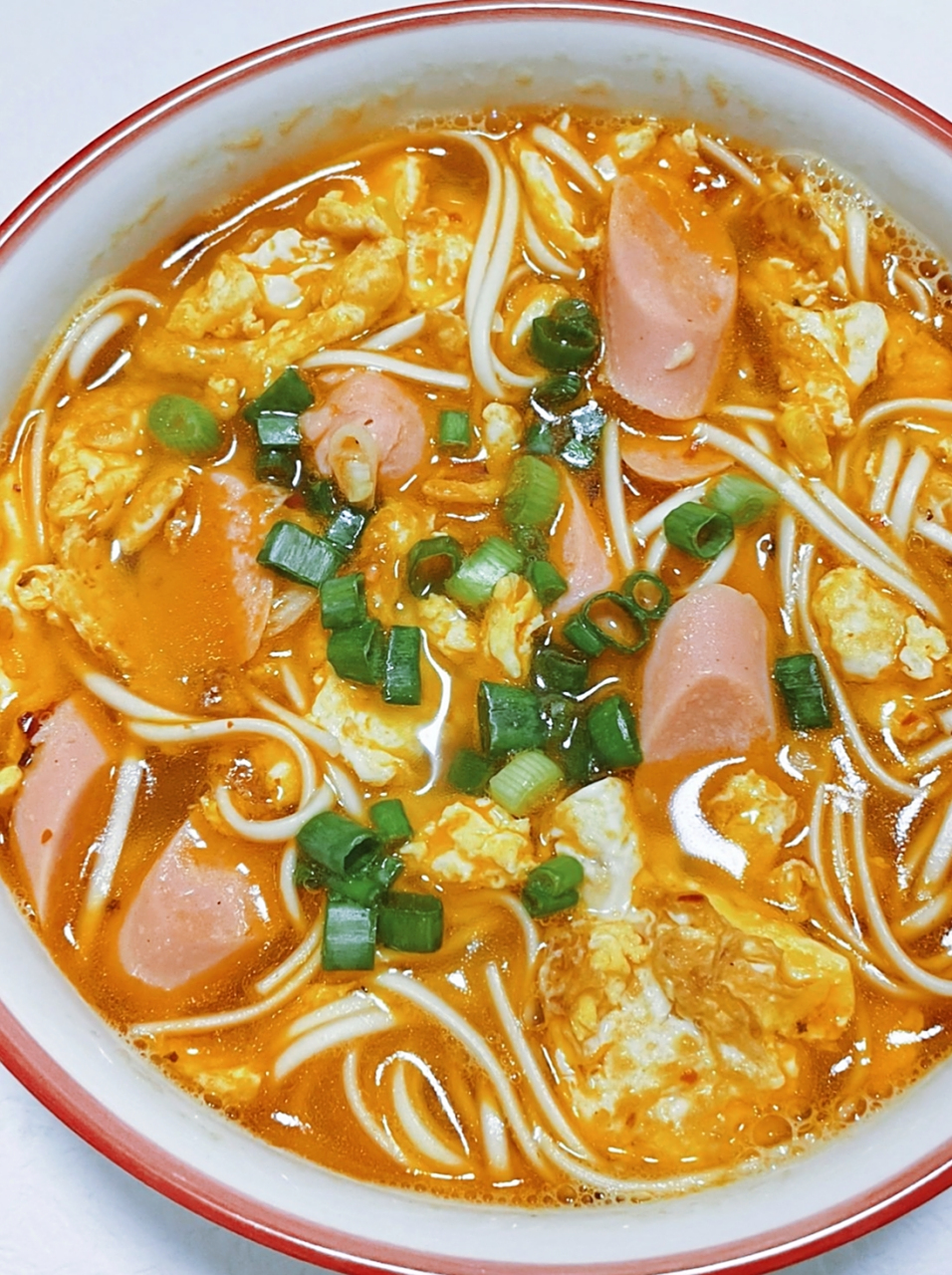 美食# 瞬间开胃的「鸡蛋火腿面」,又鲜又辣太好吃啦,快来试试吧~  所