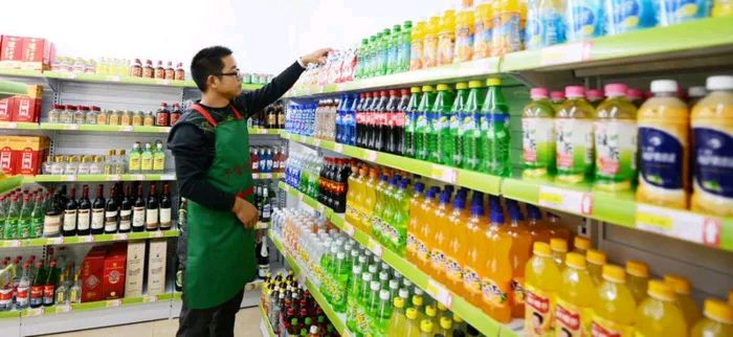 我是一个超市的理货员,老板一个月给我2000元,一天一结.