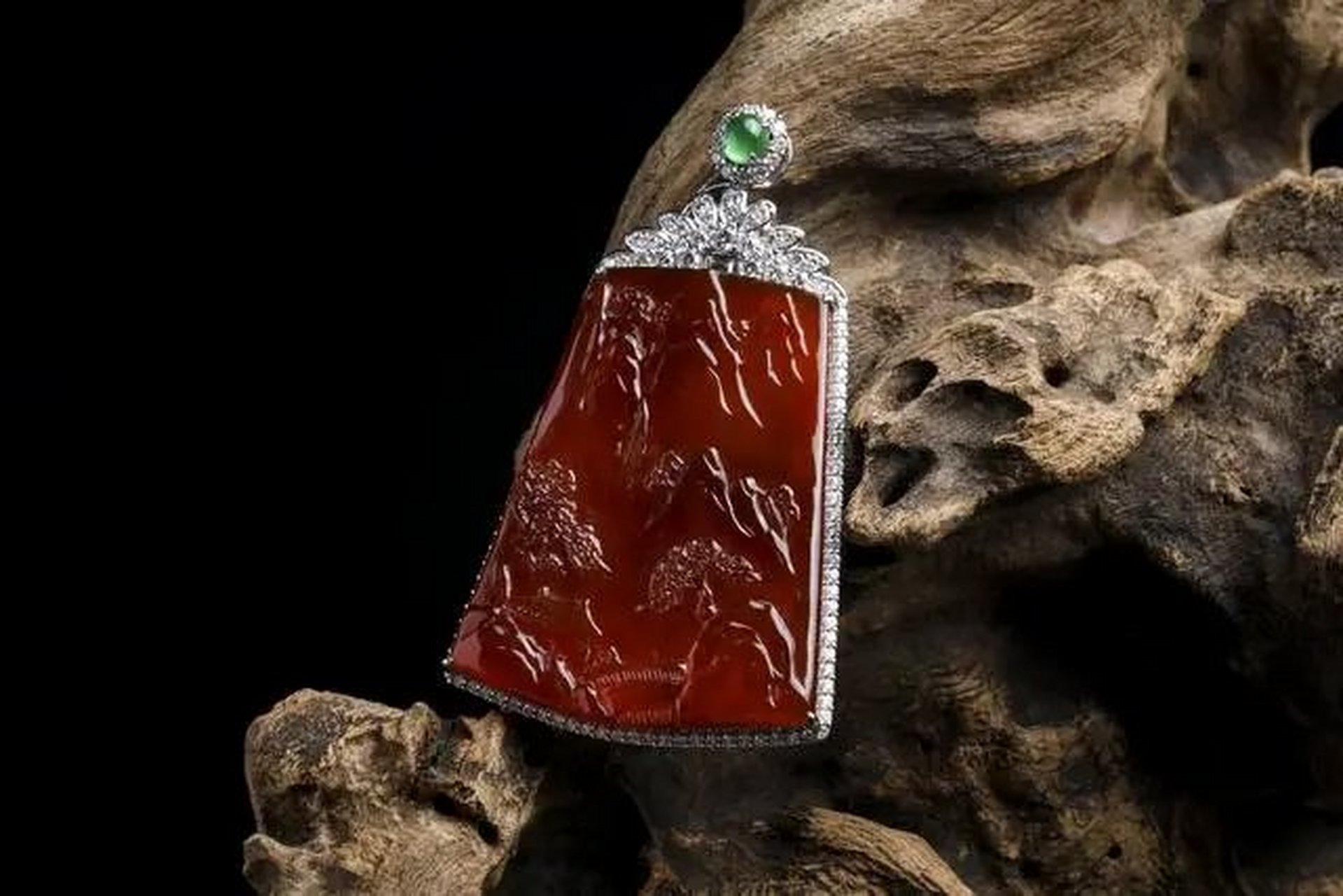 翡翠知识大全#  鸡冠红 红色纯正鲜艳,略带黄色,象征着富丽,喜庆和