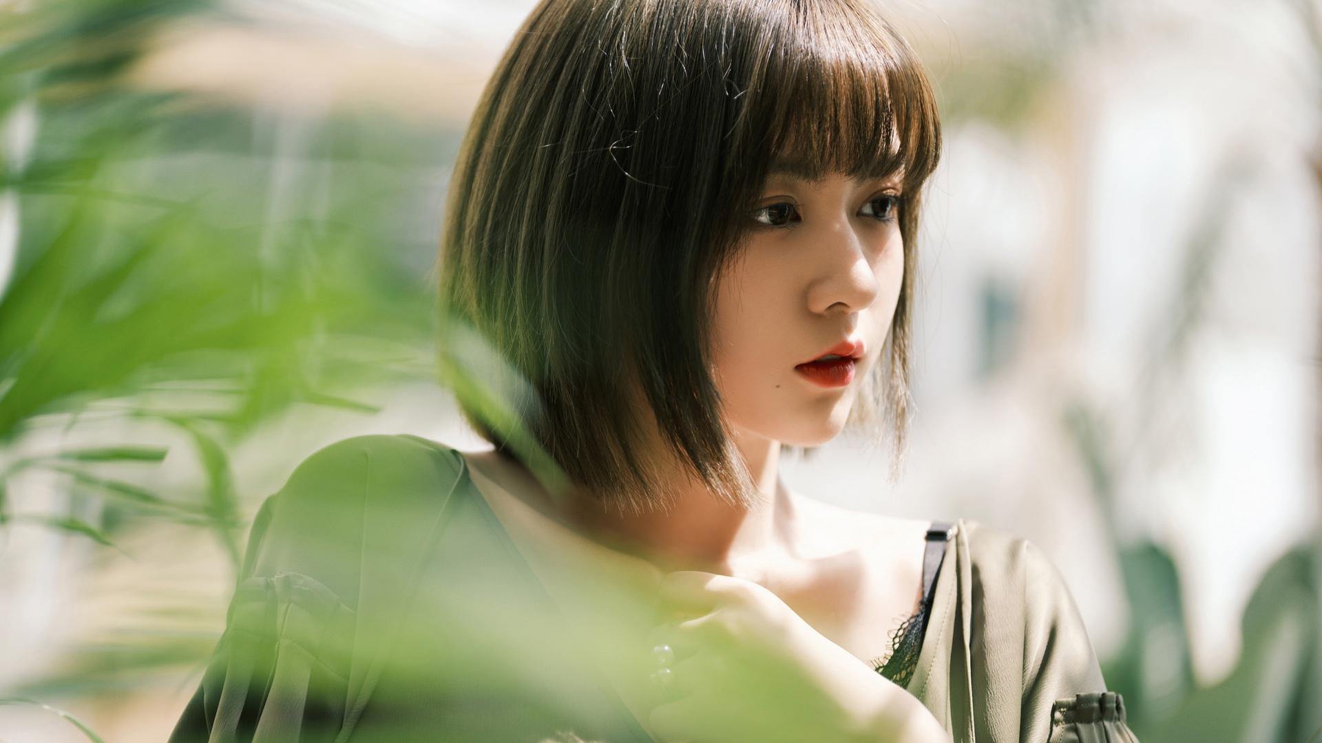 知性性感短发美女小姐姐