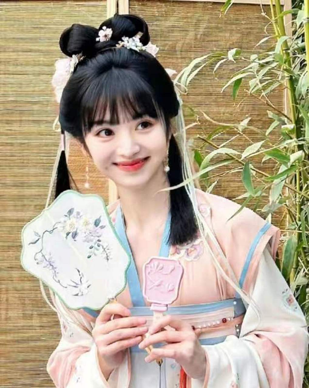 1,王鸥在北京的那套复式别墅价值5000w左右,何九华自己的房子大 概在