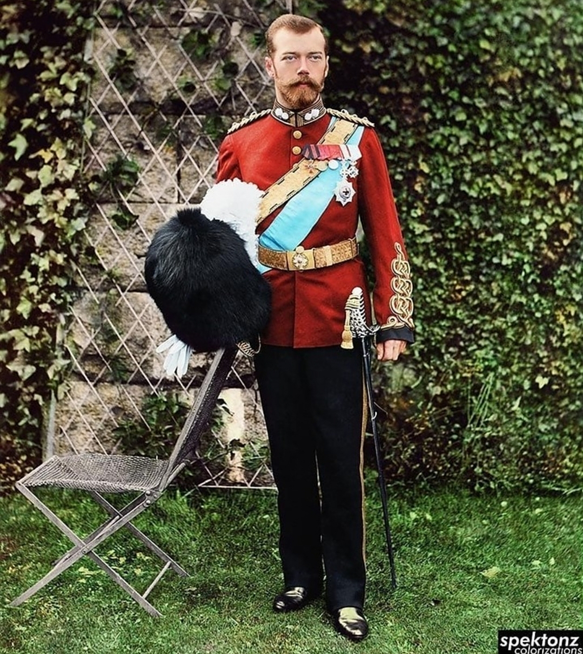 图为28岁的俄国沙皇尼古拉斯二世身穿英国苏格兰皇家卫队军服,图片