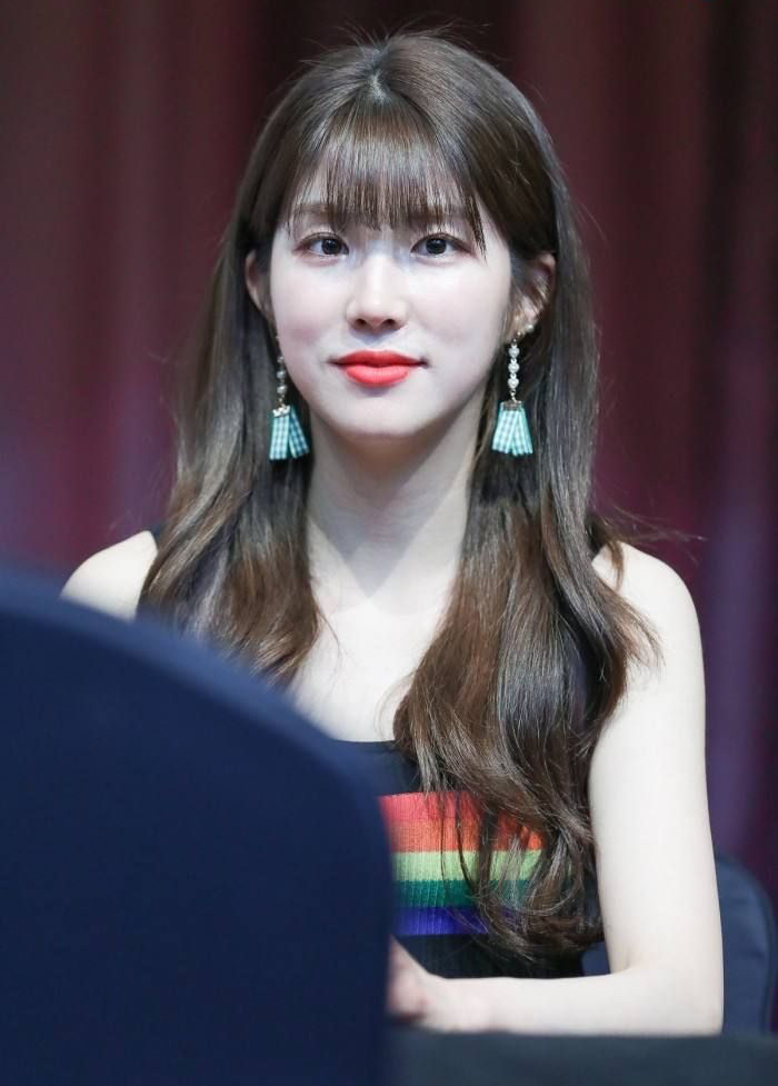 韩国女歌手裴津锐长相甜美可爱,尽显青春魅力