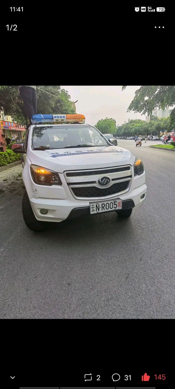 军车警车有自己的专用车牌,这大家都知道,可这辆城管执法车挂的车牌是