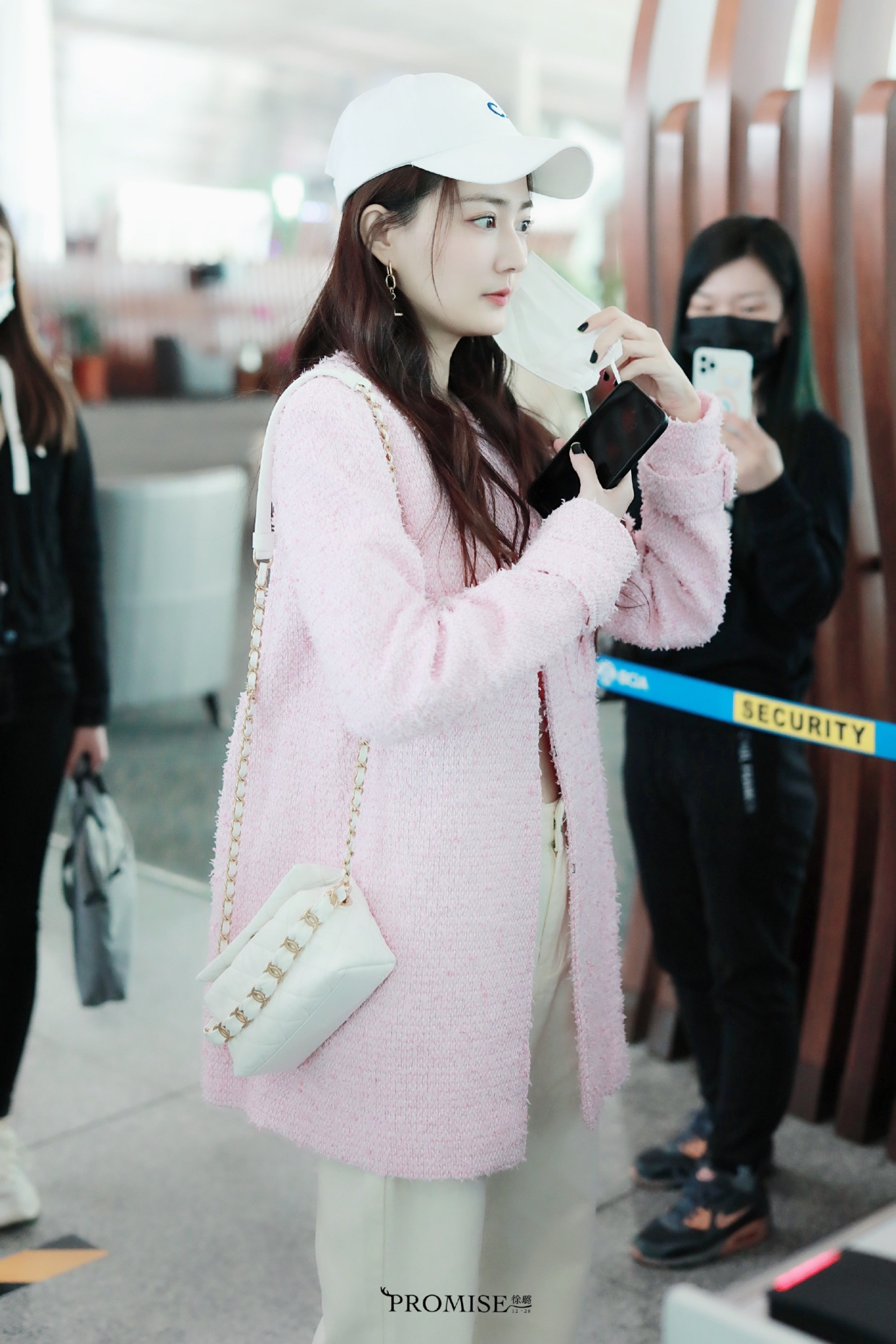 徐璐机场私服更新,粉色花呢外套,配色简约又大气