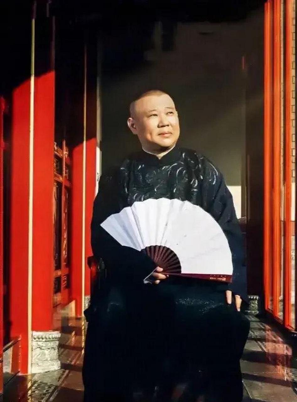 2007年6月,郭德纲在安徽卫视录节目,开场前,他突然耍大牌,节目可以接