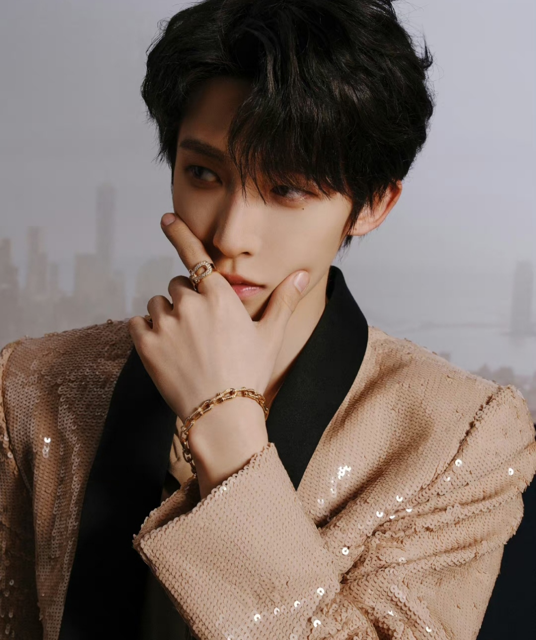 刘宇官宣商务活动,工作室晒拍摄物料精致十足,他是男艺人里面少有的清