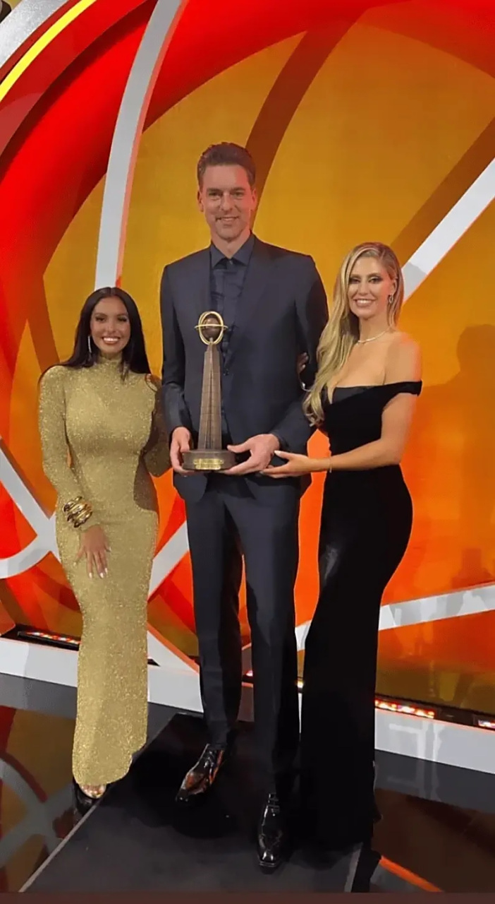 加索尔携自己妻子与科嫂瓦妮莎在名人堂典礼上合影,谁更胜一筹?