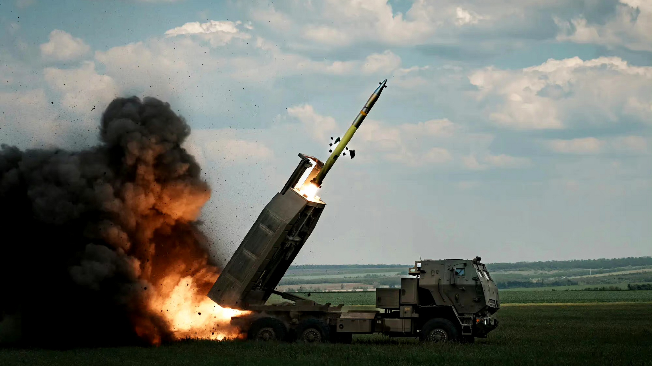 这是俄乌前线海马斯火箭炮发射的情景,这款火箭炮由大名鼎鼎的
