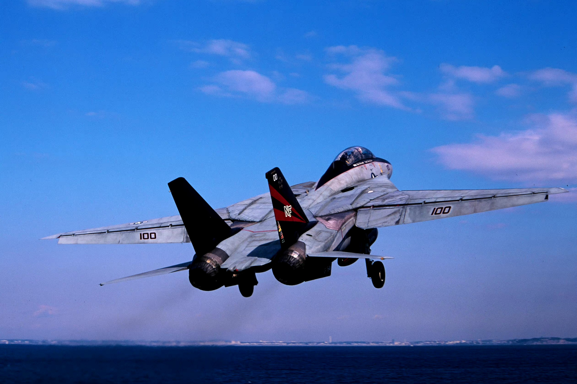 f-14战斗机服役时代甲板上的舰载机,从战斗机,预警机到反潜机一应俱全